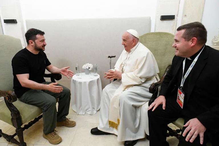 El presidente Volodimir Zelensky y el papa Francisco, en su encuentro durante la cumbre del G7 en Apulia. (andout / VATICAN MEDIA / AFP) 