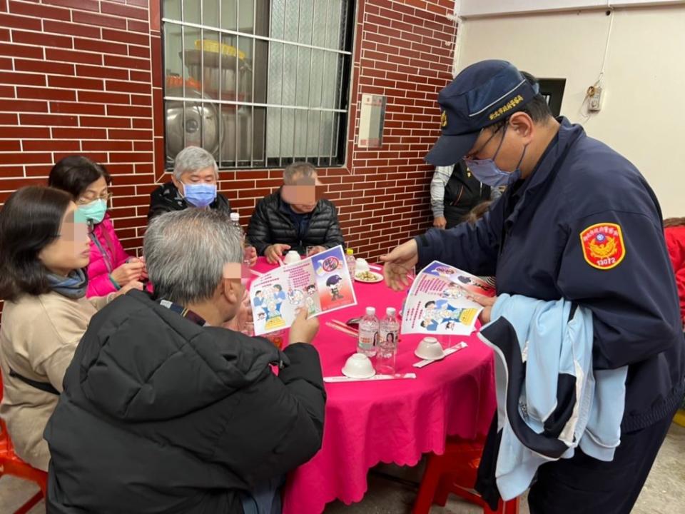 汐止警分局228連假走訪龍泉宮、添福宮及玉鼎福餐廳等人潮易聚集的場所，利用餐敘、遶境活動進行詐騙預防宣導。（汐止警分局提供）