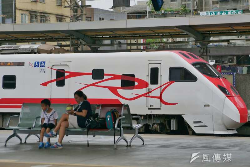 20200902-民眾於台鐵車站月台候車，背景為普悠瑪自強號。（盧逸峰攝）