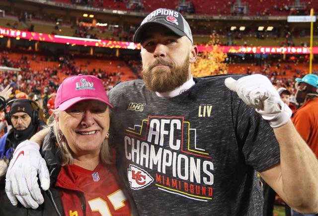 Travis Kelce surprised by mom in postgame press conference