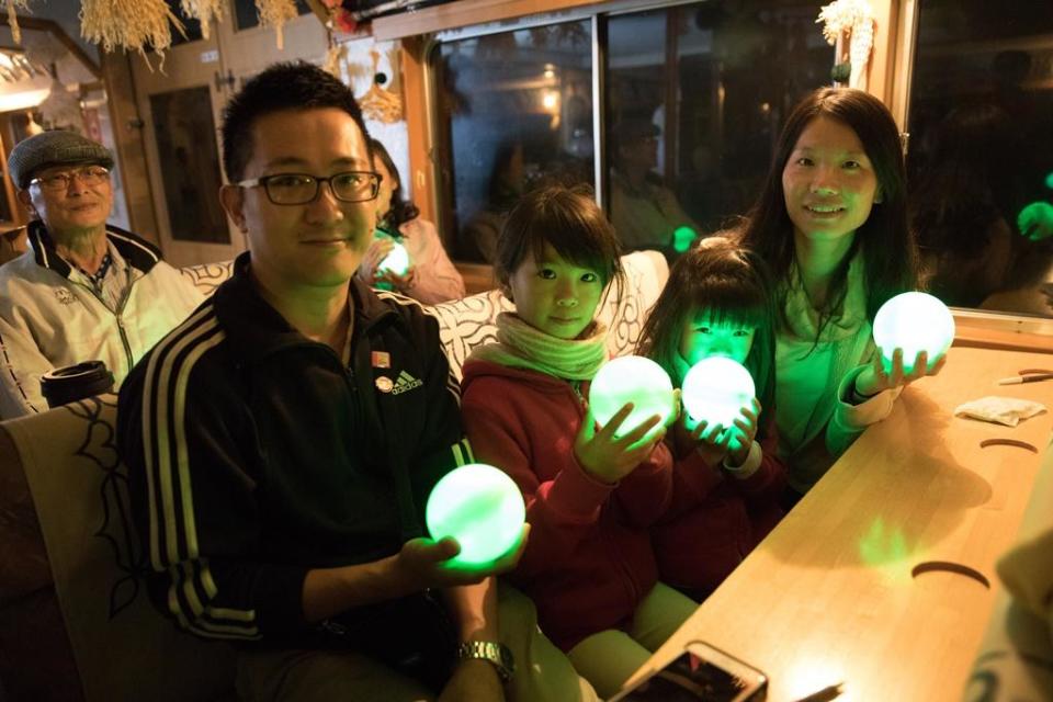 許多日本觀光客特別到阿寒湖體驗施放綠藻球的夏日浪漫。