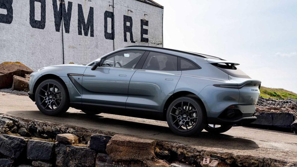 讓車輛充滿威士忌酒香！Aston Martin 推出 DBX Bowmore Edition 酒廠聯名車款 