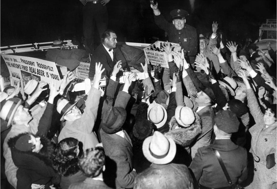 Las primeras cajas de cerveza "legal" que llegaron a la Casa Blanca, mostrando el fin de la prohibición decidida por el presidente Franklin Delano Roosevelt, abril de 1933.