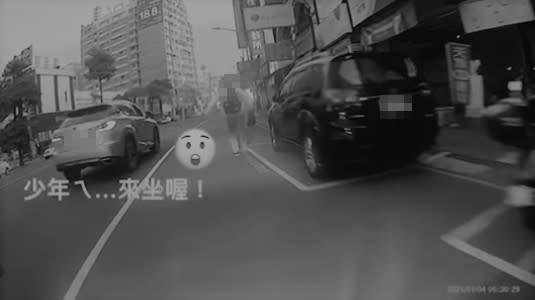 一輛轎車捷足先登，好心問男同學要不要搭車。（圖／翻攝自爆料公社二社）