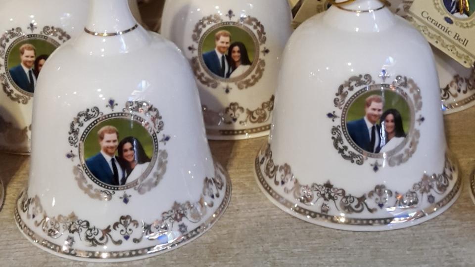 Die Hochzeit des Jahres rückt immer näher und Royal Fans können sich mit jeder Menge Merchandising zu Meghan Markle und Prinz Harry eindecken. Was gibt es alles zu kaufen?