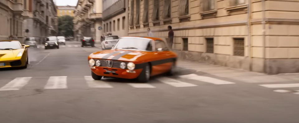 圖／性格雙門跑車Alfa Romeo 2000 GTV，在《玩命關頭X》與小牛超跑Lamborghini Gallardo在街頭尬車。