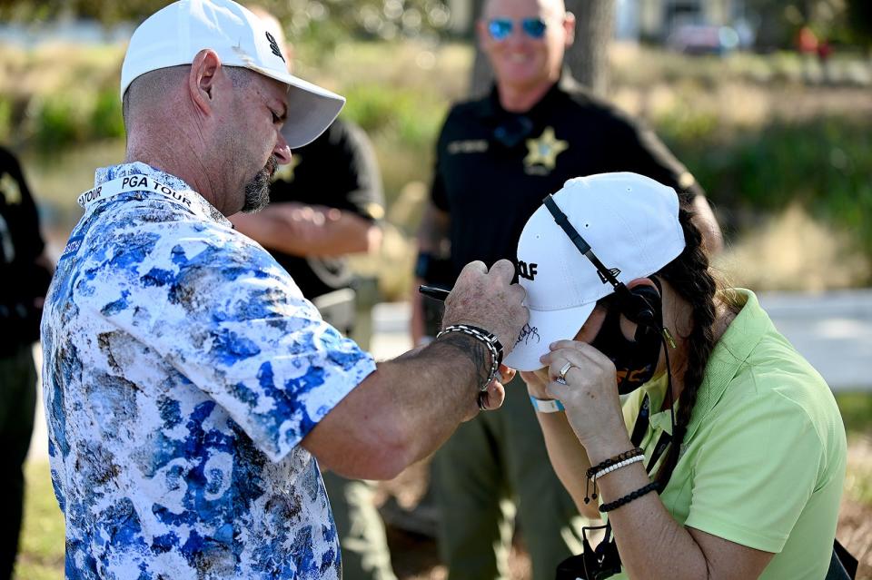 Rory Sabbatini autographs a toutmant volunteers hat on  18th green during the QBE Shootout at the Tiburón Golf Club in Naples, Sunday,Dec.13,2020.( Photo/Chris Tilley/Special to the Naples Daily News)