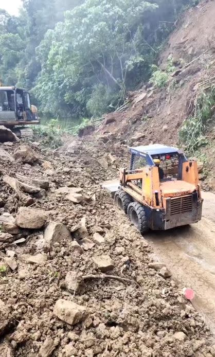 連日大雨，道路多次出現大面積坍方、落石。（圖／翻攝自山美國小校長洪榮正臉書）