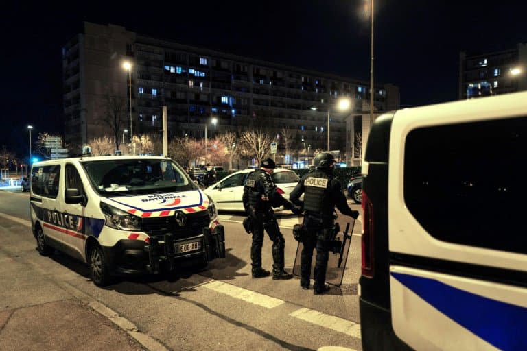 Des policiers en patrouille à Bron samedi 6 mars 2021.  - OLIVIER CHASSIGNOLE