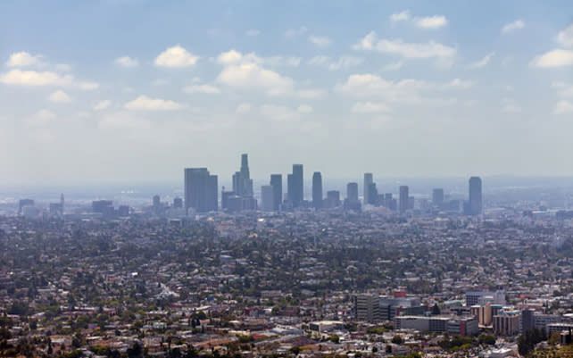 <p>O LAX (Los Angeles Internacional Airport), de Los Angeles, ficou em 3º lugar. Ele é o quinto aeroporto mais movimentado do mundo e o terceiro mais movimentado dos Estados Unidos. Em 2004, cerca de 55 milhões de passageiros passaram pelo local e foram transportadas cerca de 2 milhões de toneladas de carga.</p>