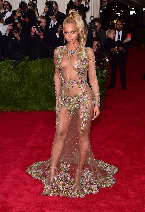 <p>Lors du MET Ball 2015, c’est sur elle que tous les regards étaient posés ! Queen B était apparue dans une magnifique robe en mousseline ornée de pierres et de strass signée Givenchy. </p><p>Crédit photo : Getty Images </p>