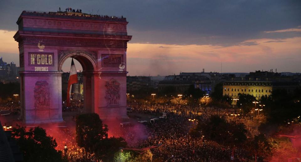 Celebración del mundial de fútbol ayer en la capital francesa, junto al Arco del Triunfo (Créditos:Getty Images)