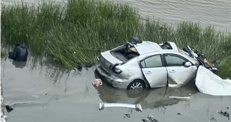 銀色轎車車頭毀損嚴重，殘破不堪，可見當時墜落時衝擊力道相當強烈。（圖／翻攝畫面）