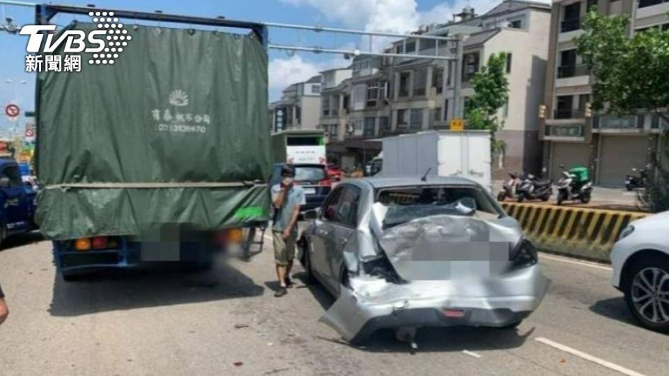 台中向上路六段今日上午發生追撞事故。（圖／民眾提供）