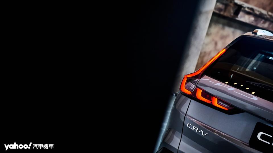 尾燈保留5代/5.5代的指標性輪廓，透過內部雙L字的燈型變化帶出全新大改款CR-V的特色。