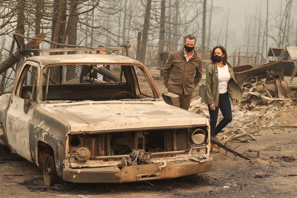 Image: Kamala Harris meets with California Governor Gavin Newsom at the site of the Creek Fire in Auberry (Lucy Nicholson / Reuters)