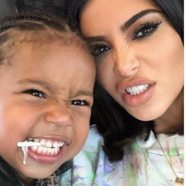 Saint West y Kim Kardashian en la foto que ha publicado la estrella televisiva este domingo credit:Bang Showbiz