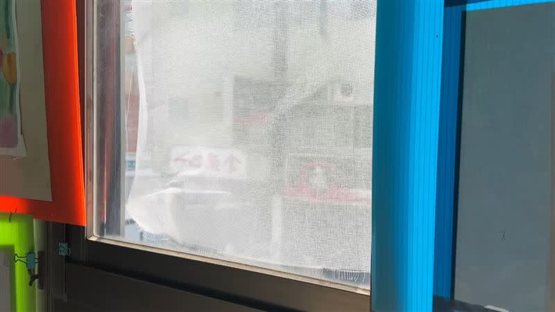 李男衝進店家2樓，割破紗窗跳上遮雨棚。（圖／翻攝畫面）