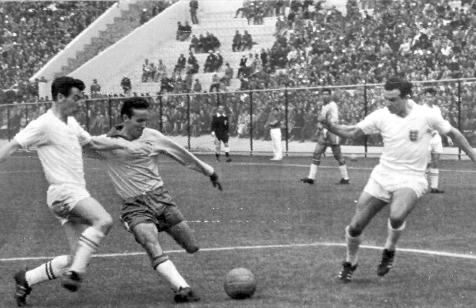 ARCHIVO - Mario Zagallo, de la selección de Brasil, dispara para anotar ante Inglaterra en los cuartos de final del Mundial de Chile, el 10 de junio de 1962 (AP Foto, archivo)