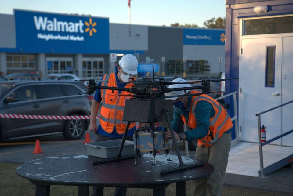 Empleados de Walmart preparan un dron de DroneUp para hacer una entrega a un cliente, como pare de este servicio anunciado en 2022.