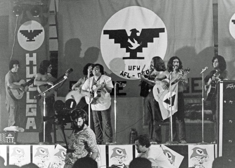 Músicos actúan en un acto benéfico para United Farm Workers en la década de 1970.