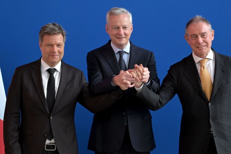 (L-R) German Vice-Chancellor and Minister of Economy and Climate Protection Robert Habeck, French Minister of Economy and Finance Bruno Le Maire and Italian Minister of Economy and "Made in Italy" Adolfo Urso pose holding hands during a trilateral meeting on European industrial policy. Bertrand Guay/AFP/dpa