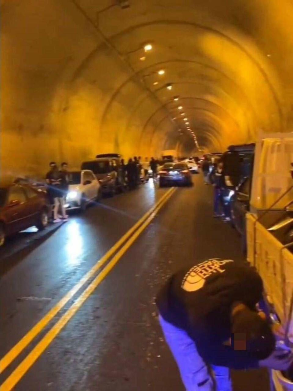 4月7日凌晨大批車輛聚集苗栗火炎山隧道，引警政署重視。（圖：社會事新聞影音）