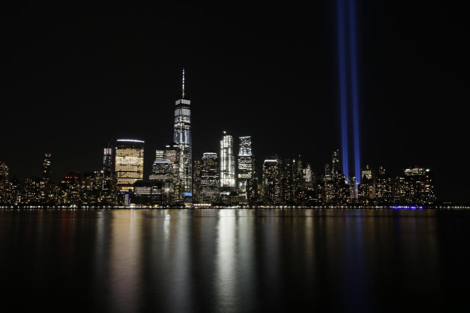 En esta imagen de archivo, tomada el 11 de septiembre de 2017, el Tribute in Light ilumina el cielo en el Bajo Manhattan, Nueva York, visto desde la otra orilla del Río Hudson, en Jersey City, Nueva Jersey. (AP Foto/Jason DeCrow, archivo)