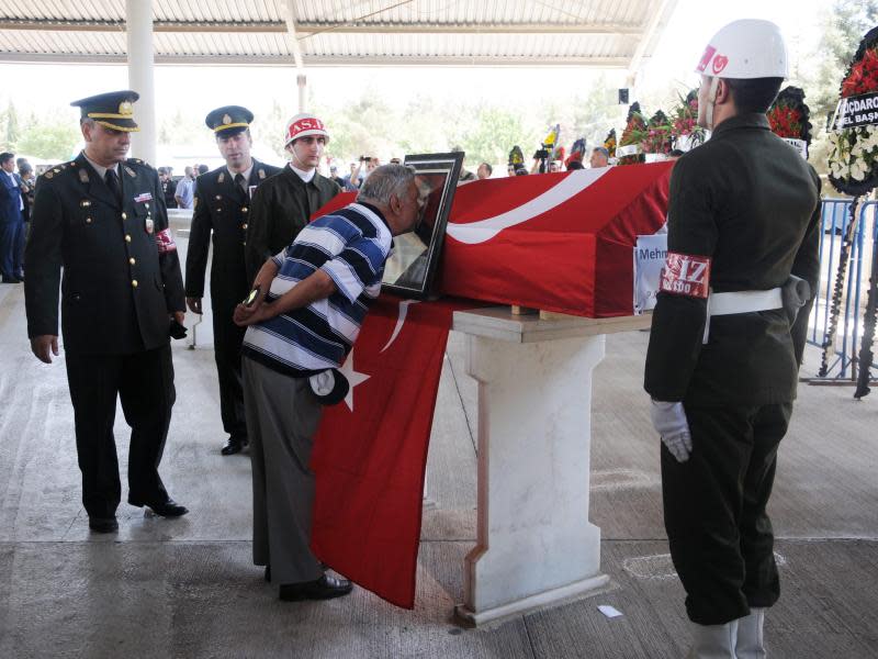 Begräbnis eines bei einem Anschlag getöteten türkischen Soldaten in Gaziantep. Attentate auf türkische Sicherheitskräfte nehmen in den vergangenen Tagen erheblich zu. Foto: Stringer