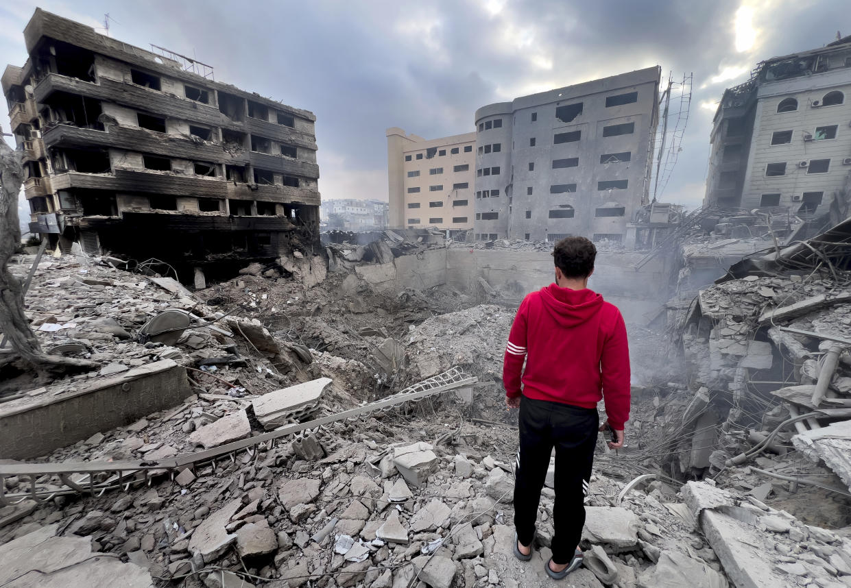 Un hombre observa los edificios destruidos por los ataques aéreos israelíes en Dahiyeh, Beirut, Líbano, el lunes 7 de octubre de 2024. (Foto AP/Hussein Malla)