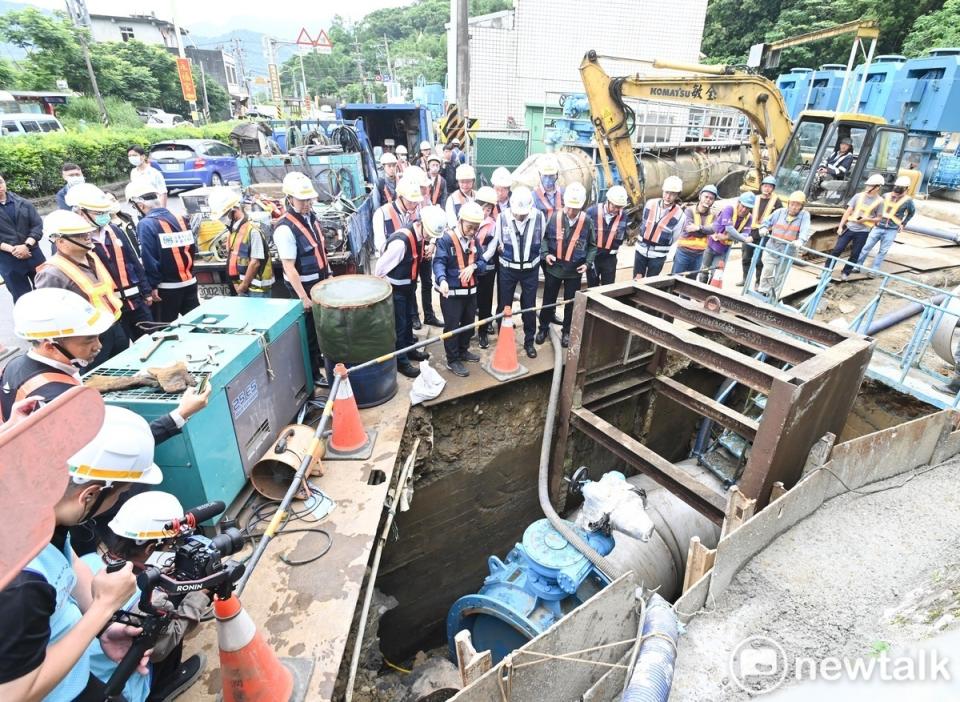 桃園今（15）日起停水39小時，市長張善政一早前往三坑抽水站視察工程進度。   圖：林昀真／攝