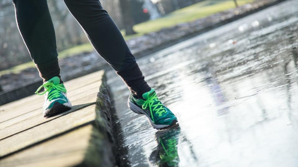 Tagelange Minustemperaturen - und auf Teich, See oder überfluteter Wiese hat sich eine Eisschicht gebildet. Jetzt die Schlittschuhe aus dem Keller holen und vorsichtig aufs Eis rauf? (Bild: dpa)