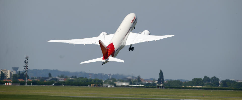 Un Boeing 787 Dreamliner de Air India despega en una demostración durante la Exposición Aérea de Paris, en Le Bourget el lunes 17 de junio del 2013. (AP Foto/Francois Mori)