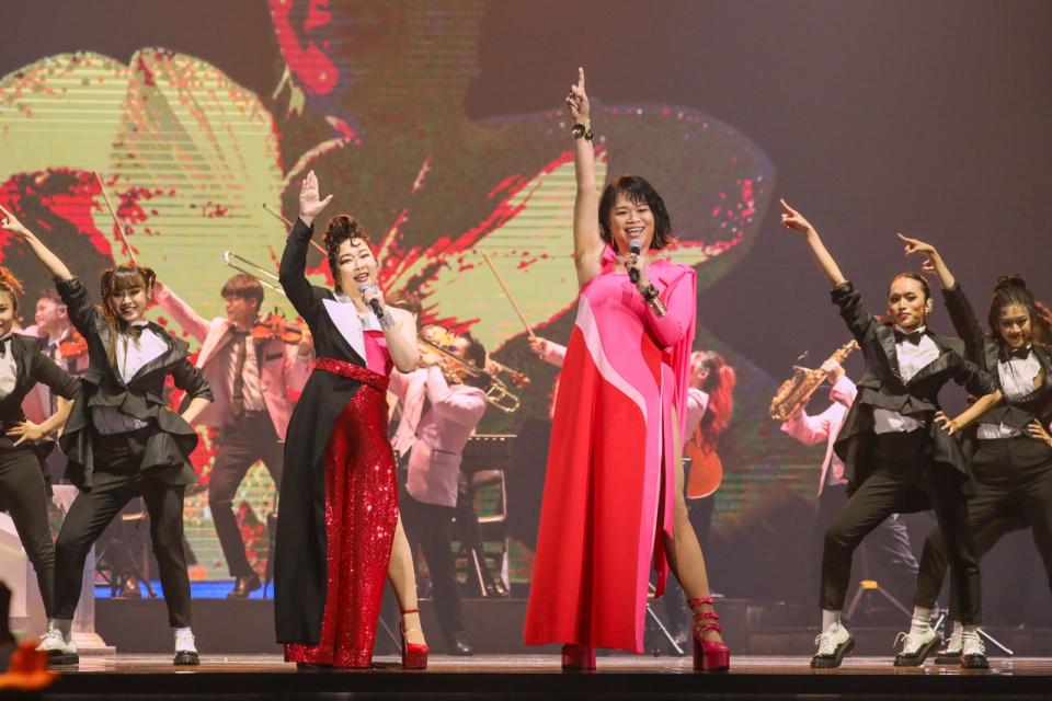 吉那、張秀卿合體演出華麗大秀「客台Diva」。（台視）