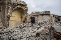 <p>An Iraqi solder is seen in a path of destruction at Mosul’s Old City neighborhood. July 7, 2017. Mosul. Iraq. (Photograph by Diego Ibarra Sánchez / MeMo) </p>