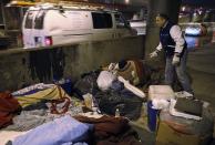 El doctor Patrick Angelo revisa la salud de una persona sin hogar. REUTERS/Jim Young