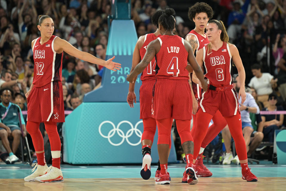 USA #12 Diana Taurasi gebaart naast haar teamgenoten tijdens de kwartfinale van het basketbal tussen Nigeria en de VS tijdens de Olympische Spelen van Parijs 2024 in de Bercy Arena in Parijs op 7 augustus 2024. (Foto door Damien MEYER / AFP) (Foto door MEYER DAMIEN /AFP via Getty Images)