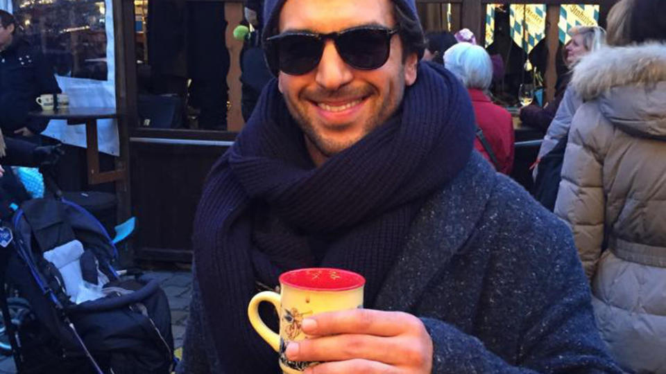 "Fack ju Göhte"-Star Elyas M'Barek auf dem Weihnachtsmarkt - mit dem Klassiker in der Hand