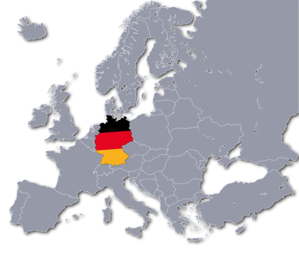 <b>Germania</b><br> La Germania è a rischio. Lo ha dichiarato l'Fmi. I dati del Fondo monetario internazionale parlano di una crescita nel 2013 molto debole, con una contrazione del Pil dallo 0,6% allo 0,3% a causa dell’incertezza dell’Eurozona. Intanto, questa settimana, La Corte Costituzionale Tedesca passerà al vaglio il programma di salvataggio della Banca Centrale Europea (Outright Monetary Transaction, OMT), una sentenza che potrebbe portare Berlino ai ferri corti con la BCE ed eventualmente costringere il paese della Merkel a lasciare l’euro. Sul piatto della discordia c’è il piano di acquisto titoli promosso dalla BCE, col nome di OMT, per frenare l’ascesa dei tassi di interesse sui titoli spagnoli ed italiani. Secondo la Germania il piano sconfina i limiti imposti dal suo mandato e si configura come un’operazione finanziamento del debito che crea elevati rischi di inflazione.