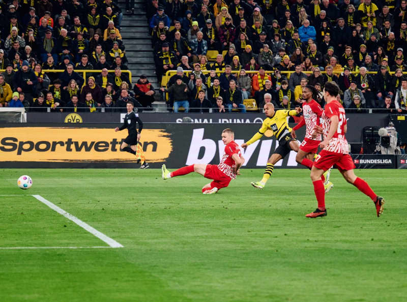 Borussia Dortmund's Donyell Malen scores his side's second goal of the game during the German Bundesliga soccer match between Borussia Dortmund and SC Freiburg at the Signal Iduna Park. Bernd Thissen/dpa