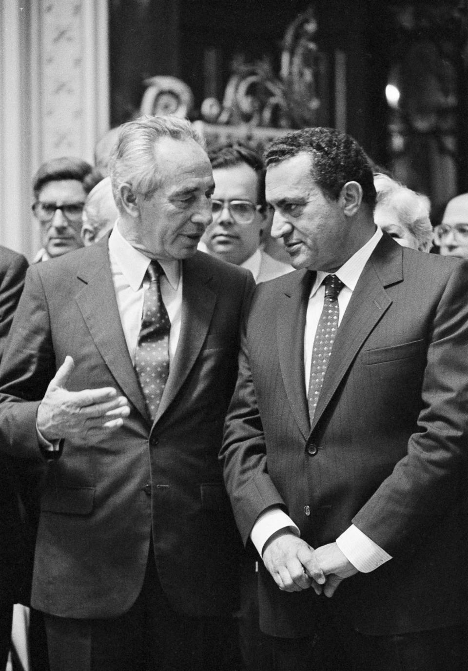 <p>Israeli Premier Shimon Peres, left, speaks to Egyptian President Hosni Mubarak after a two-day summit meeting in Alexandria, Egypt, Sept. 12, 1986. The summit between the two leaders was the first one in five years. (AP Photo/Paola Crociani) </p>