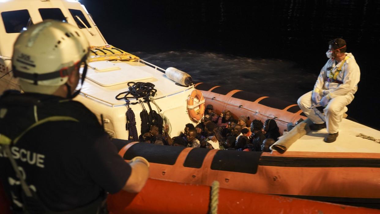 Migranten sitzen in einem Boot der italienischen Küstenwache, nachdem sie von Bord des Rettungsschiffs «Ocean Viking» gegangen sind. Foto: Renata Brito/AP