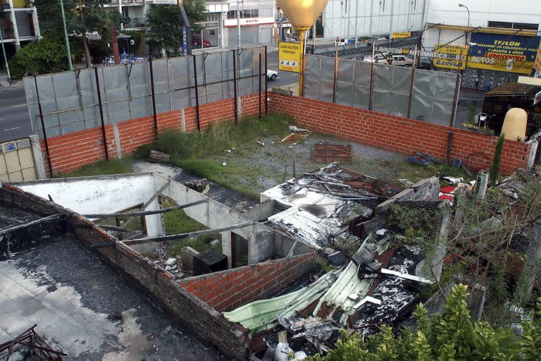 El 20 de diciembre de 1993 diecisiete chicos murieron y otros 24 resultaron heridos al incendiarse la disco Kheyvis, ubicada en la avenida Libertador al 1900, en la localidad bonaerense de Olivos.- LA FOTO MUESTRA EL ESTADO ACTUAL DEL PREDIO DONDE SE ENCONTRABA LA DISCO - 18/12/03