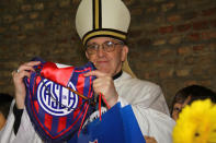 Al papa también le gusta el fútbol, como argentino que es. De hecho, es socio del San Lorenzo de Almagro, como se ve en esta foto distribuida por el equipo del año 2011 (AP)