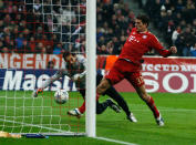 MUNICH, GERMANY - NOVEMBER 22: Mario Gomez (R) of Bayern Muenchen scores his first goal against goalkeeper Diego Lopez of Villareal during the UEFA Champions League group A match between FC Bayern Muenchen and Villareal CF at Allianz Arena on November 22, 2011 in Munich, Germany. (Photo by Alexandra Beier/Bongarts/Getty Images)