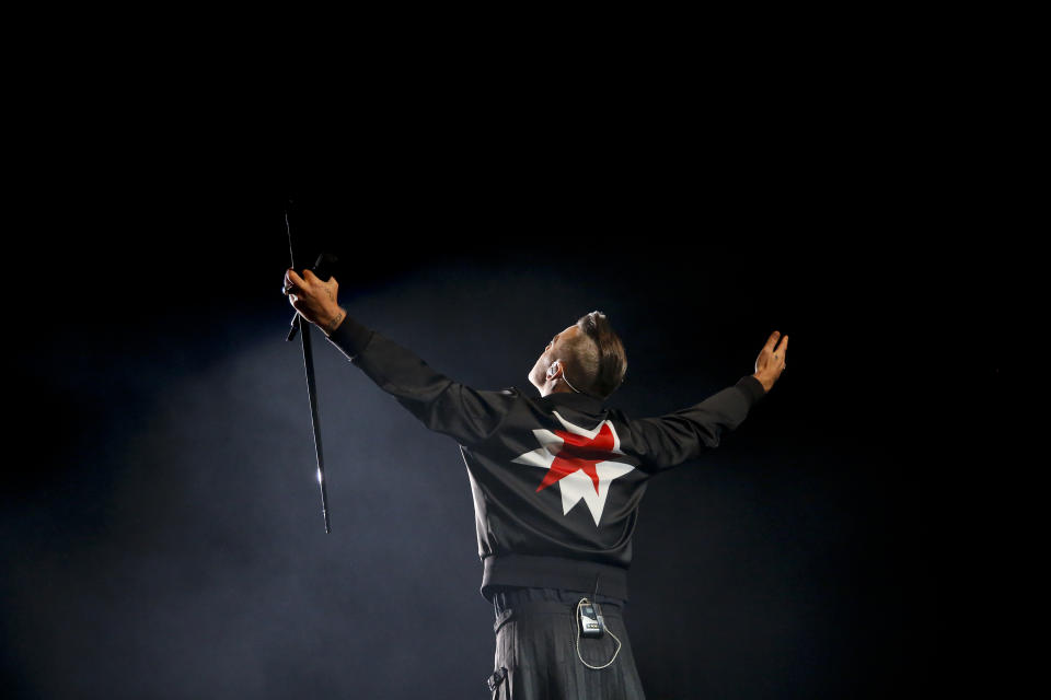 El cantante británico Robbie Williams, derecha, durante su concierto en el festival Corona Capital en la Ciudad de México el sábado 17 de noviembre de 2018. (Foto AP/Eduardo Verdugo)