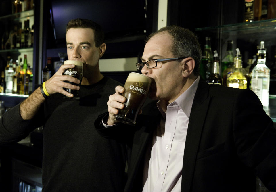 NEW YORK - MARCH 12:  Talk Show Host Carson Daly and Guinness Master Brewer Fergal Murray  toasts St. Patrick's Day at The Perfect Pint II on March 12, 2009 in New York City.  (Photo by Shawn Ehlers/WireImage)