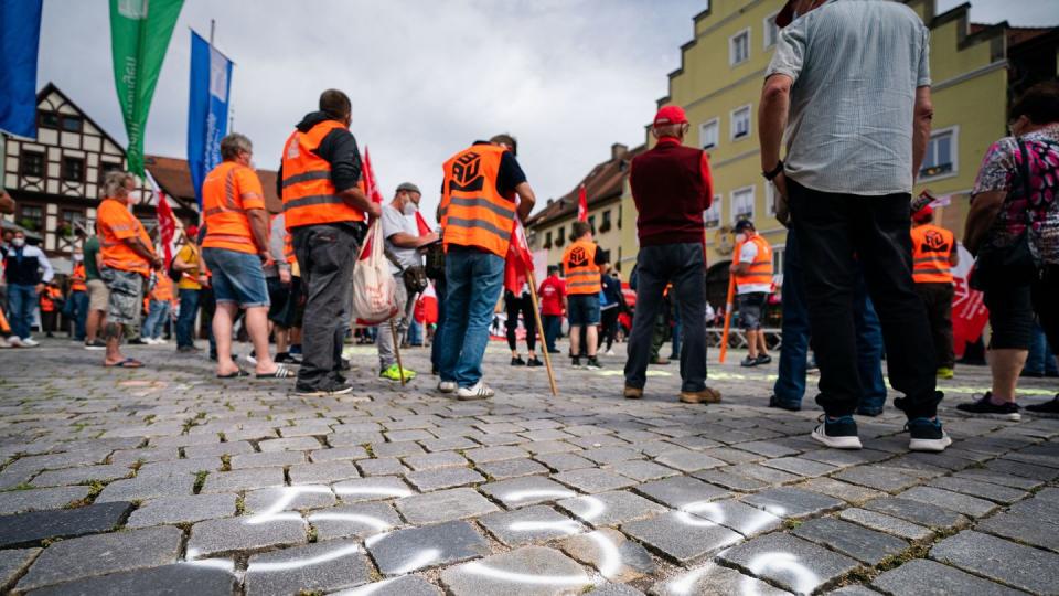 Teilnehmer einer Demonstration der IG Bau.