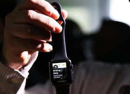 An attendee tries out an Apple Watch folowing an Apple event in San Francisco, California March 9, 2015. REUTERS/Robert Galbraith