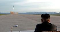 <p><span><span>朝鮮領導人金正恩（Kim Jong Un）在這張未標註日期的照片中看到了一枚華松12型導彈的發射。</span><span>（通過路透社KCNA）</span></span> </p>